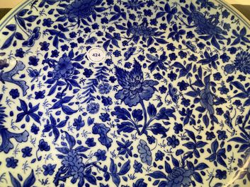 Un plat en porcelaine de Chine en bleu et blanc &agrave; d&eacute;cor floral, Kangxi